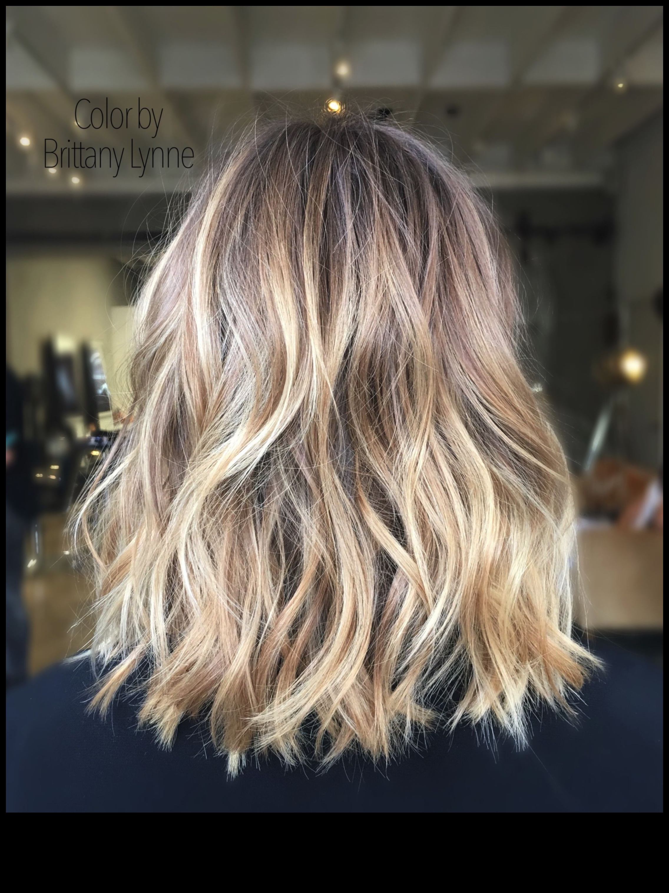 Balayage Bliss: iegūstiet saules skūpstītu izskatu ar blondām frizūrām