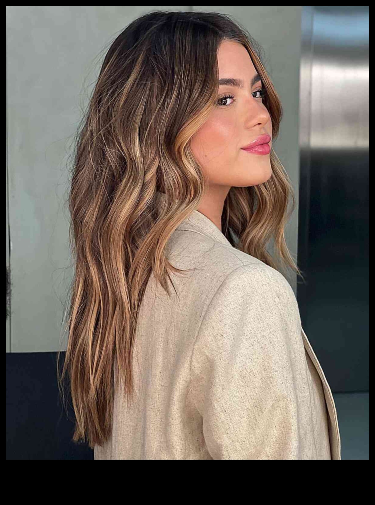 Brunetes mati un bizness: profesionālas frizūras birojam