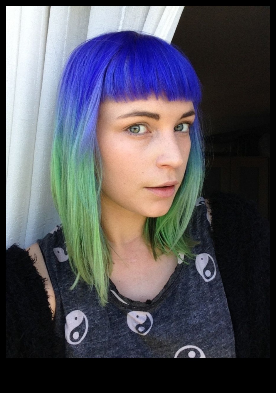 Elektriskais zils un zaļš: futūristiskas matu krāsas idejas