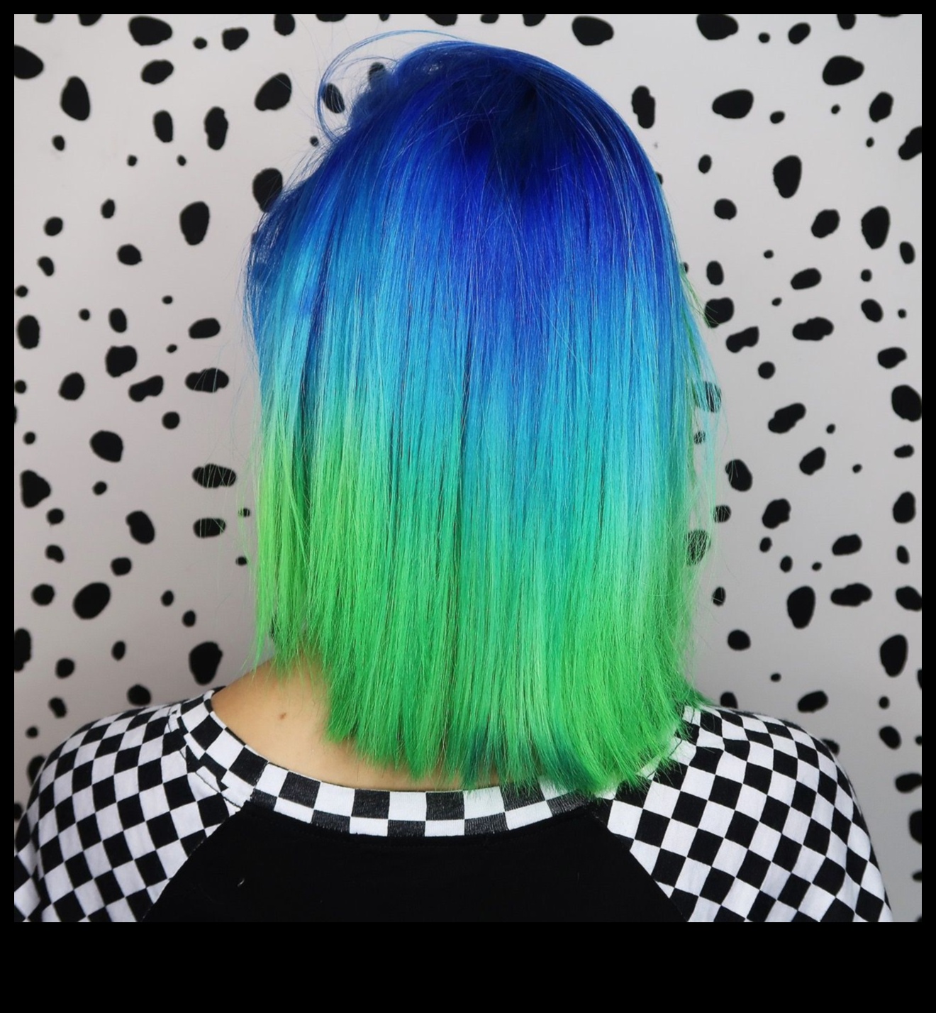 Elektriskais zils un zaļš: futūristiskas matu krāsas idejas