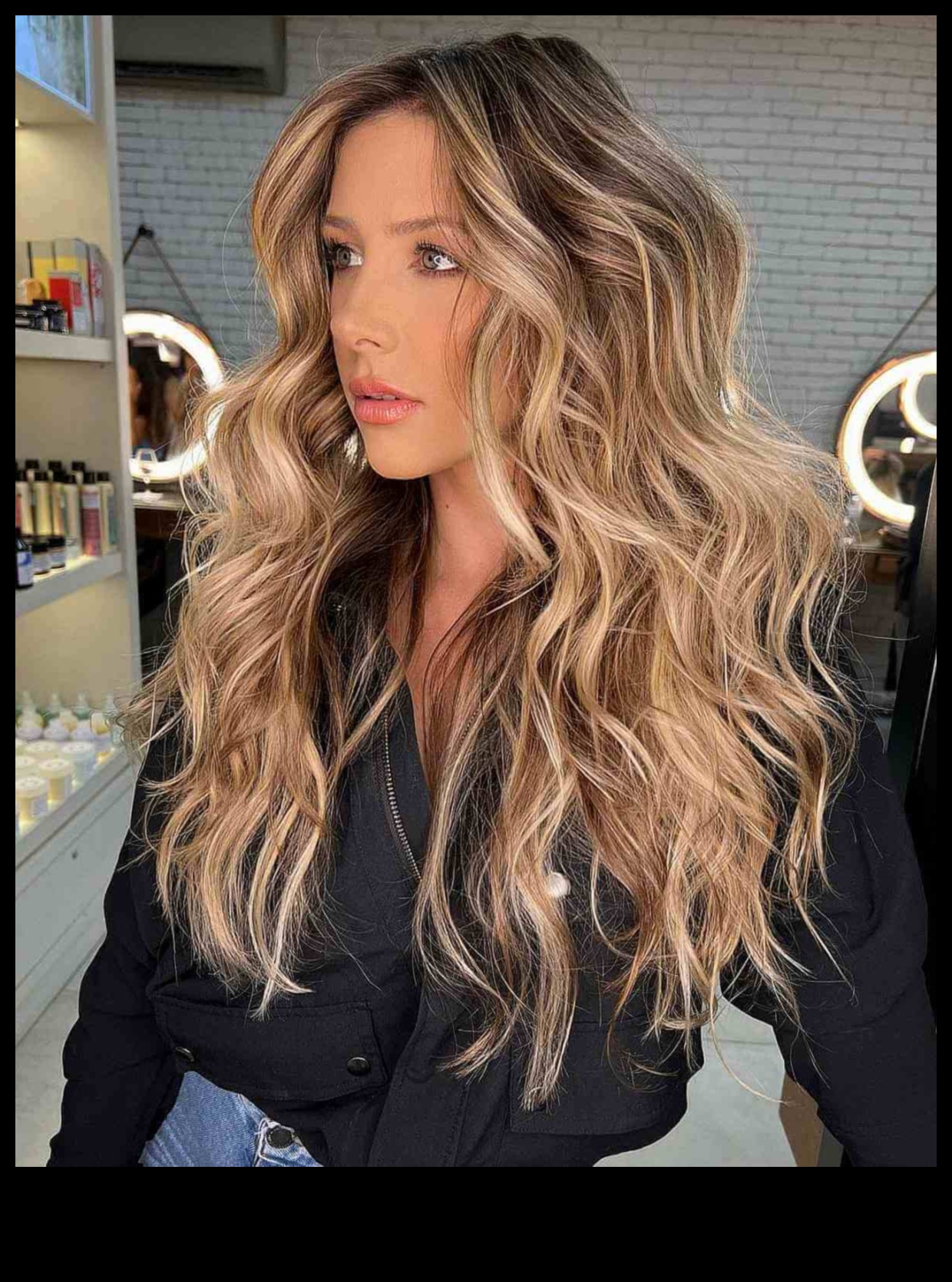 Mūsdienu sirēna: bez piepūles panāk viļņus ar brunetēm