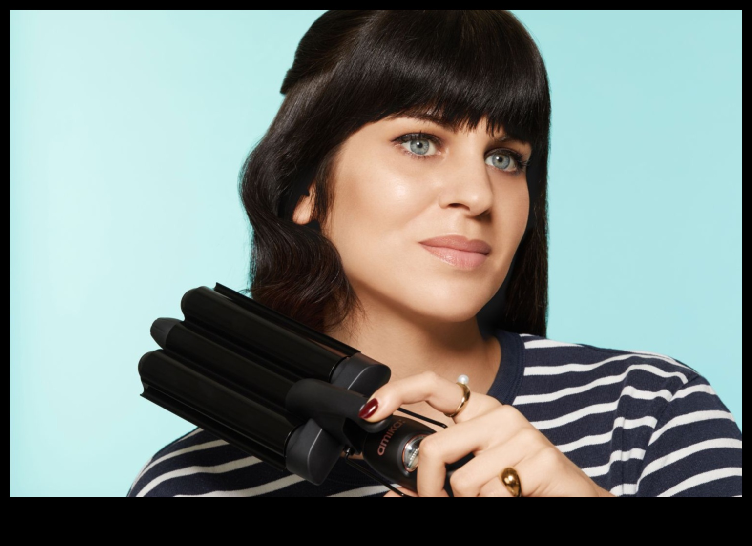 Mūsdienu sirēna: bez piepūles panāk viļņus ar brunetēm