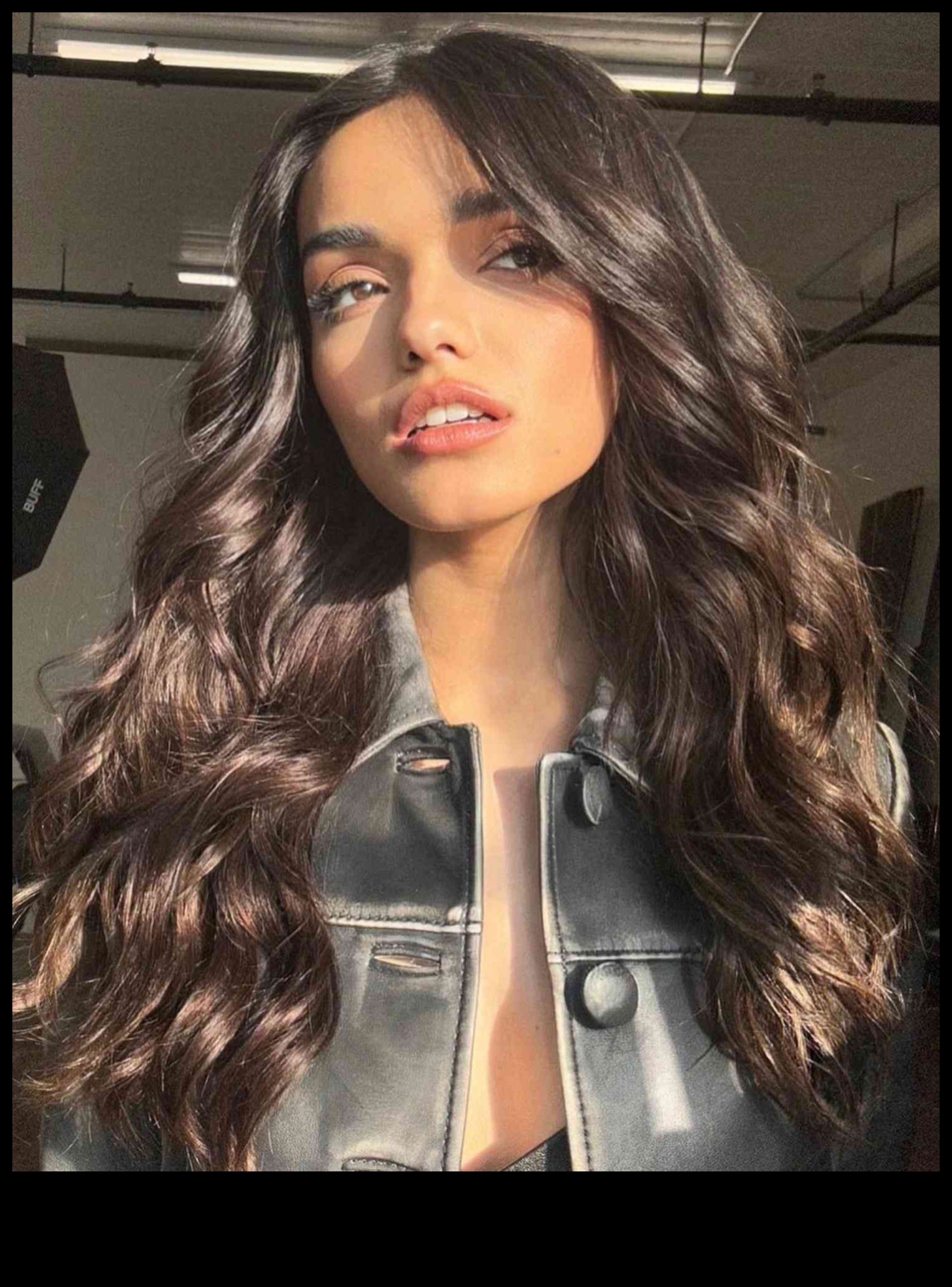 Elegance bez piepūles: brunešu frizūras mūžīgai pievilcībai