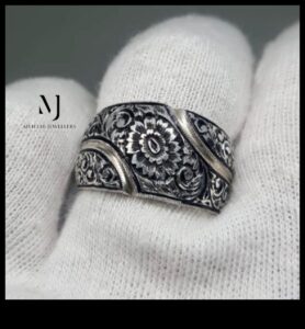 Amatnieku elegance: atklājiet ar rokām darināto dārgakmeņu sarežģītību