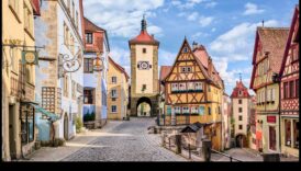 Savdabīgi ciemati: burvīgs skats uz pilsētu un ciematu