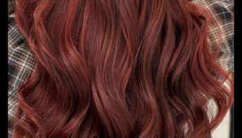 Rubīna atspulgi: sarkanas un kastaņbrūnas frizūras, kas atspoguļo jūsu iekšējo skaistumu