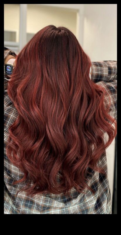 Rubīna atspulgi: sarkanas un kastaņbrūnas frizūras, kas atspoguļo jūsu iekšējo skaistumu