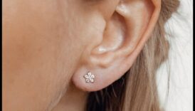 Sievišķīgs uzplaukums: izbaudiet delikatesi ar mūsu sievišķīgo auskaru dizainu