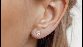 Sievišķīgs uzplaukums: izbaudiet delikatesi ar mūsu sievišķīgo auskaru dizainu