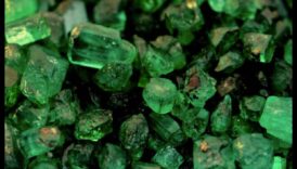 Smaragda burvība: ietiniet sevi zaļā dārgakmens glāzē